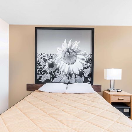 Super 8 By Wyndham Bowman Hotell Eksteriør bilde