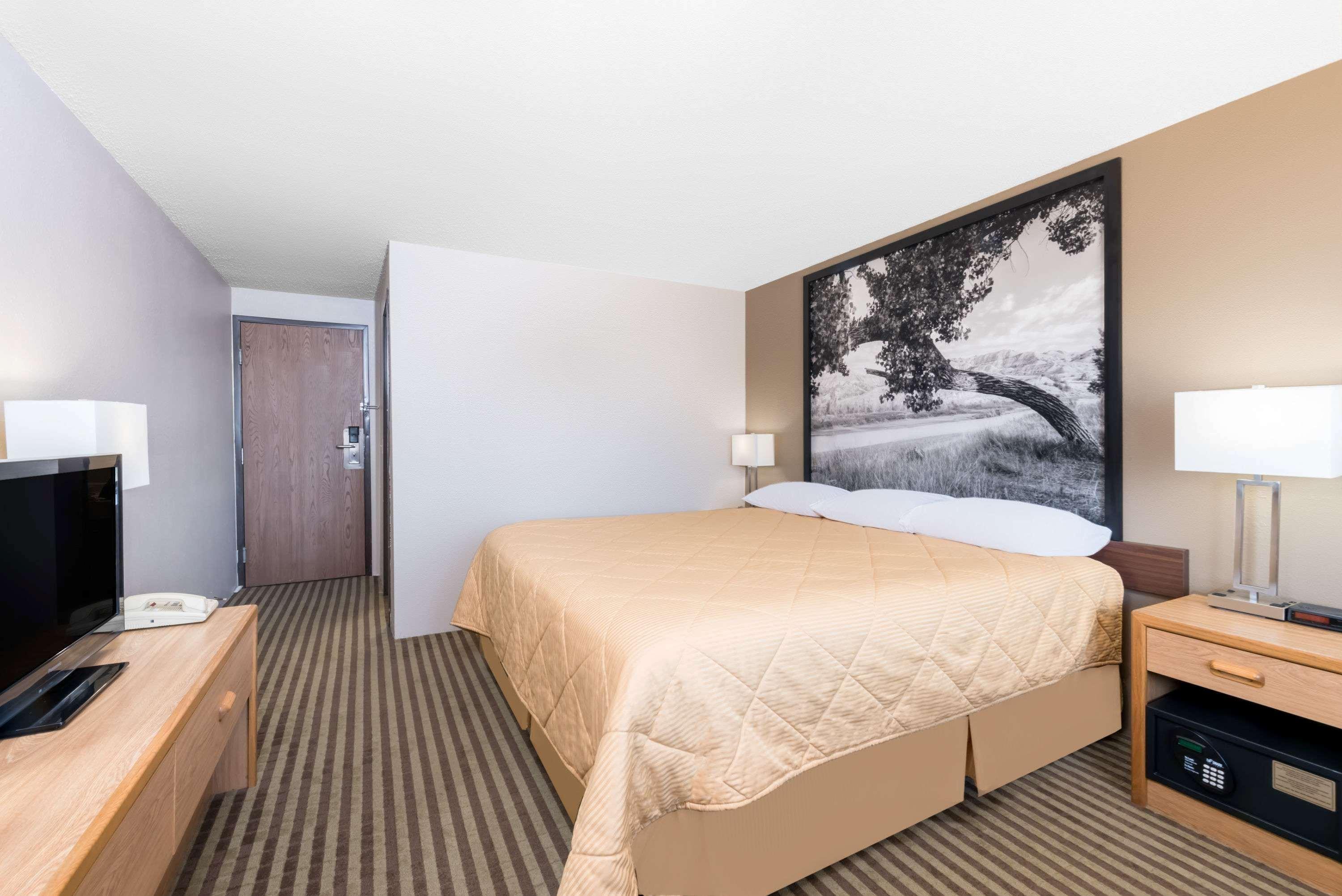 Super 8 By Wyndham Bowman Hotell Eksteriør bilde