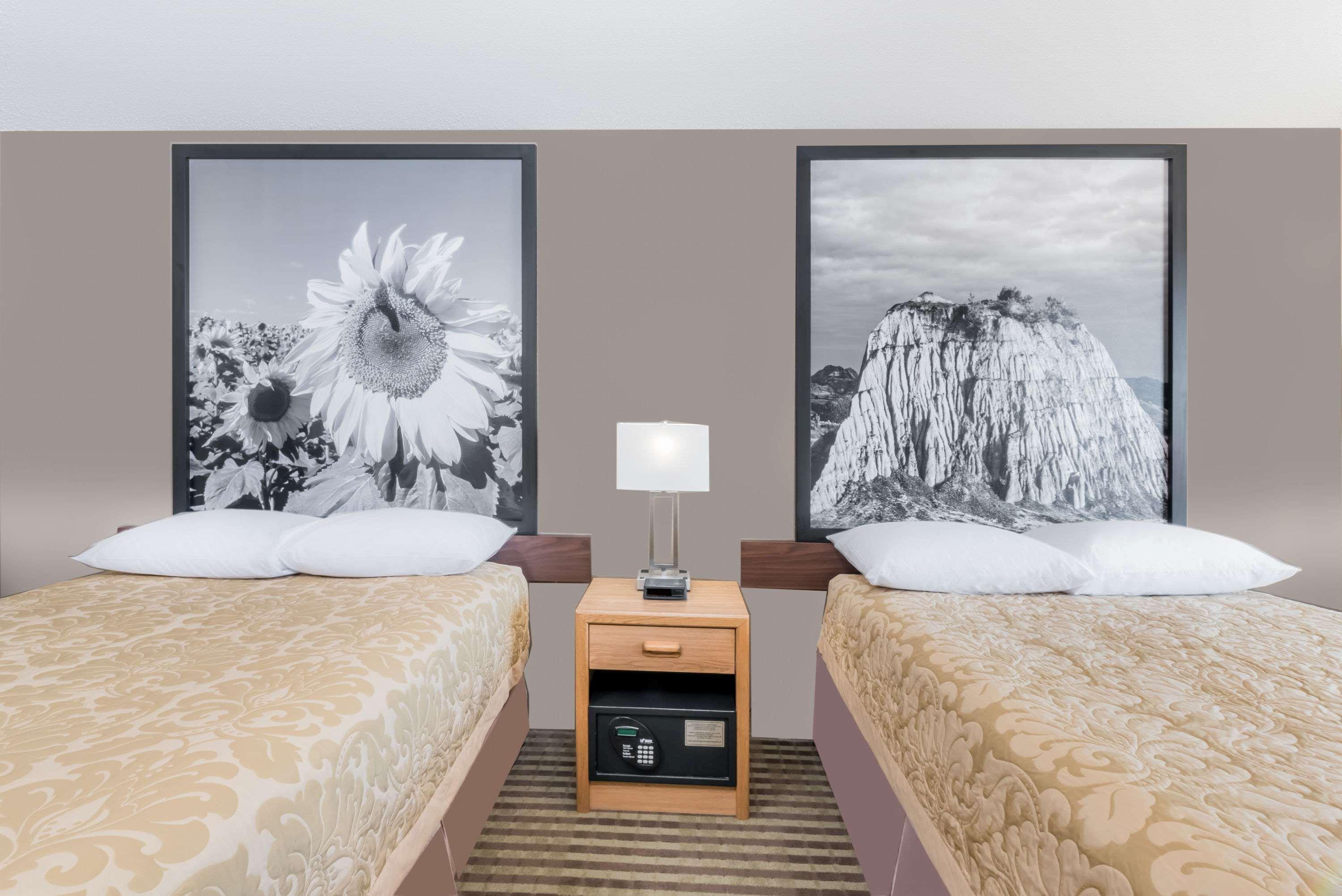Super 8 By Wyndham Bowman Hotell Eksteriør bilde