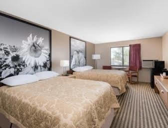 Super 8 By Wyndham Bowman Hotell Eksteriør bilde